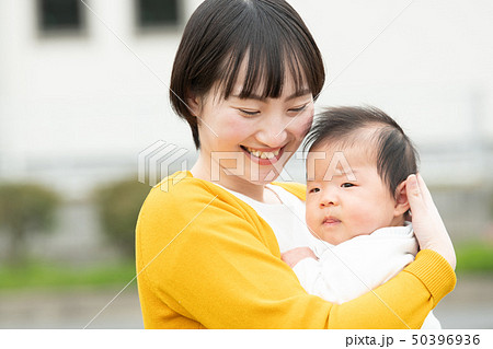 赤ちゃんを抱く若い母親 日本人親子 50396936