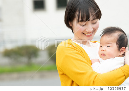 赤ちゃんを抱く若い母親 日本人親子 50396937