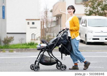 赤ちゃんと出掛ける母親　ベビーカー　散歩　子育て　育児 50396946