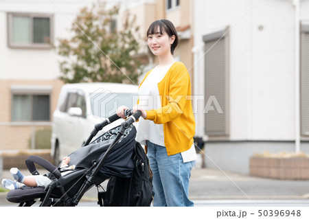 赤ちゃんと出掛ける母親　ベビーカー　散歩　子育て　育児 50396948