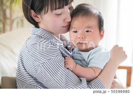 赤ちゃんを抱く若い母親　日本人親子　スキンシップ 50396980