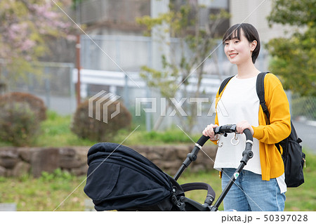 赤ちゃんと出掛ける母親　ベビーカー　散歩　子育て　育児 50397028