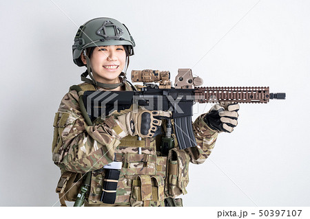 白背景に迷彩服を全身着たかっこいい女の子が銃を持っているサバイバルゲームサバゲー体験 白背景に迷彩服を全身着たかっこいい女の子が銃を持っているサバイバルゲームサバゲー体験 50397107