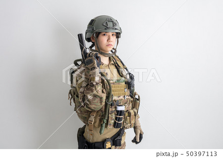 白背景に迷彩服を全身着たかっこいい女の子が銃を持っているサバイバルゲームサバゲー体験  50397113