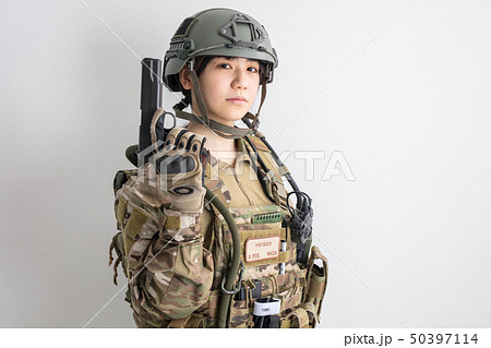 白背景に迷彩服を全身着たかっこいい女の子が銃を持っているサバイバルゲームサバゲー体験 白背景に迷彩服を全身着たかっこいい女の子が銃を持っているサバイバルゲームサバゲー体験 50397114