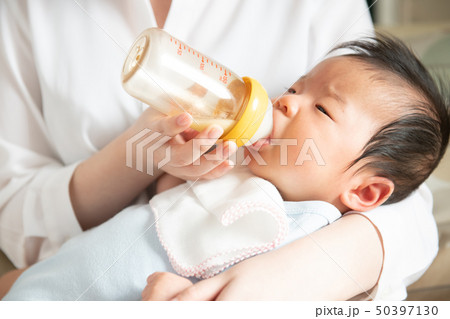 赤ちゃんに哺乳瓶でミルクを飲ませる母親 子育て 育児 赤ちゃんに哺乳瓶でミルクを飲ませる母親 子育て 育児 50397130