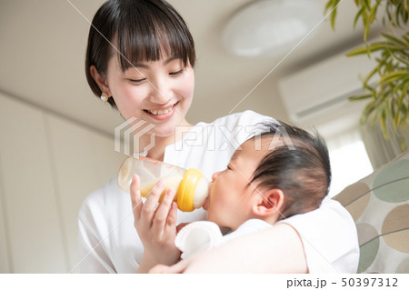 赤ちゃんに哺乳瓶でミルクを飲ませる母親 子育て 育児 50397312