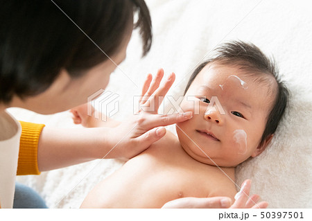 赤ちゃんにクリームを塗る若い母親 育児 子育て 赤ちゃんにクリームを塗る若い母親 育児 子育て 50397501