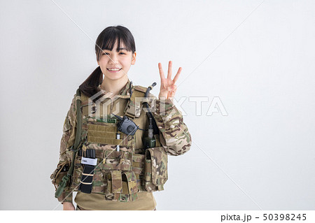 白背景に迷彩服の女の子が笑顔で両手で3と指を指しているサバイバルゲーム 白背景に迷彩服の女の子が笑顔で両手で3と指を指しているサバイバルゲーム 50398245