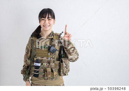 白背景に迷彩服の女の子が笑顔で両手で1と指を指しているサバイバルゲーム 50398248