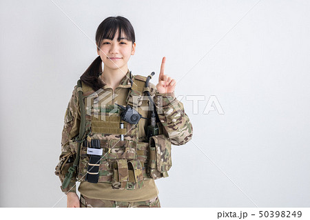 白背景に迷彩服の女の子が笑顔で両手で1と指を指しているサバイバルゲーム 50398249