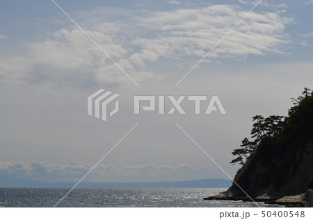 晴天の鎌倉・江の島　稲村ケ崎から海を臨む 50400548