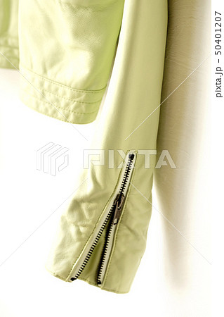 白バックにジャケットの袖のファスナーと裾 白バックにジャケットの袖のファスナーと裾 50401207