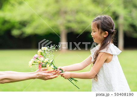 花を手渡す親子 50408190