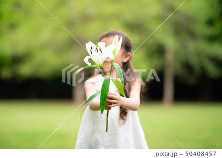 花を差し出す女の子 50408457