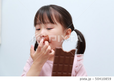 チョコレート (スイーツ おやつ お菓子 虫歯 女の子 3才 3歳 子育て 育児 コピースペース) 50410859
