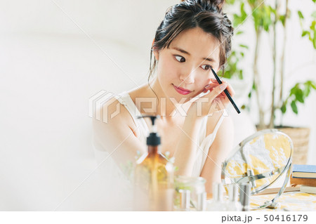 女性 アイメイク 化粧 アイライン 目 50416179