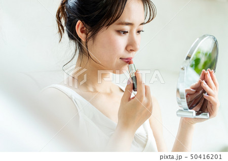 女性 メイク 化粧 リップ 口紅 女性 メイク 化粧 リップ 口紅 50416201
