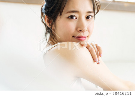 素肌が綺麗な20代の女性 素肌が綺麗な20代の女性 50416211
