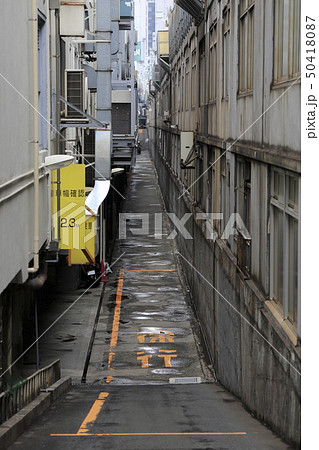 線路脇の狭い車道　 50418087
