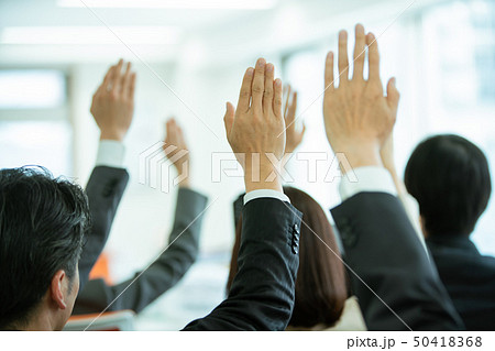 挙手　ビジネス　スーツ 50418368