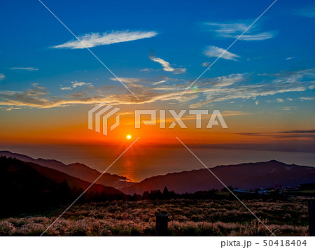 【静岡県伊豆半島】西天城高原からの夕景【秋・牧場】 50418404
