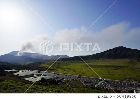 噴煙を噴き上げる春の阿蘇山の風景 噴煙を噴き上げる春の阿蘇山の風景 50419850