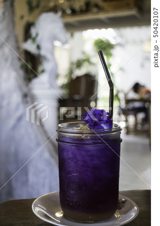 Iced lemon juice mixed with butterfly pea drink Iced lemon juice mixed with butterfly pea drink 50420107