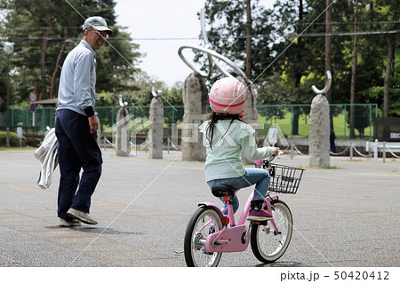 自転車に乗る女の子(後ろ姿) 自転車に乗る女の子(後ろ姿) 50420412
