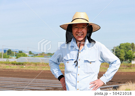 畑仕事をするシニア男性 50421018