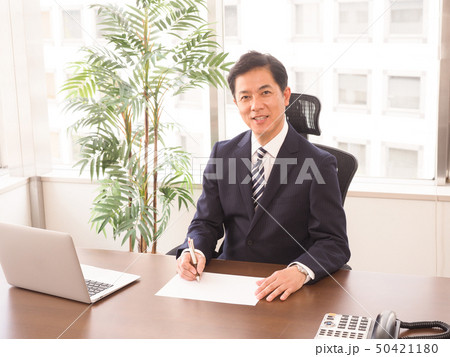 デスクに座ったビジネスマン 50421180