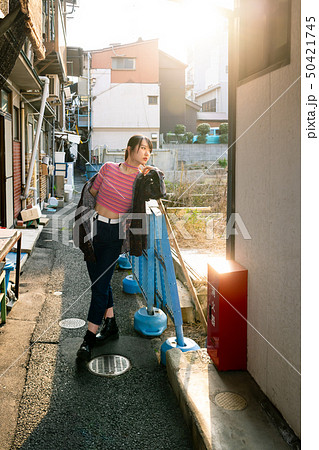 細い路地にいる女性 細い路地にいる女性 50421745