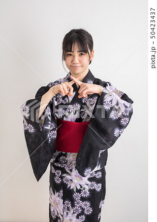 白背景に浴衣を着た女の子が手でバツと表記している花火大会夏祭り 50423437