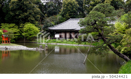 浄瑠璃寺の国宝本堂と極楽浄土の宝池 50424421