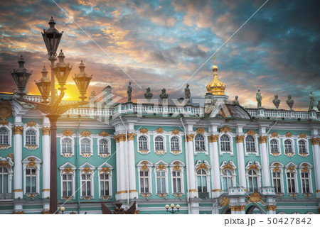 winter palace in the city of St. Petersburg. winter palace in the city of St. Petersburg. 50427842