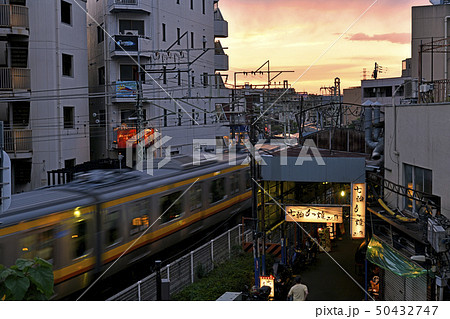 日本の川崎都市景観  溝の口のレトロな商店街などを望む 50432747
