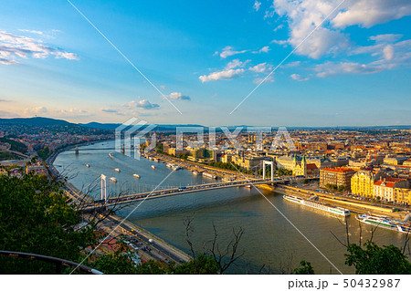 ハンガリーの絶景 ドナウ川とブダペストの街並みの写真素材 [50432987