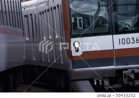 電車のすれ違い 50433252
