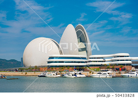 中国　珠海市のオペラハウス 50433828