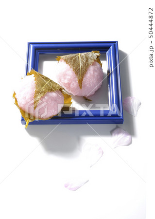 桜餅と花びらと額 50444872