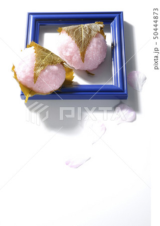 桜餅と花びらと額 50444873
