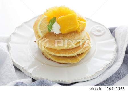 マンゴーとオレンジのパンケーキの写真素材