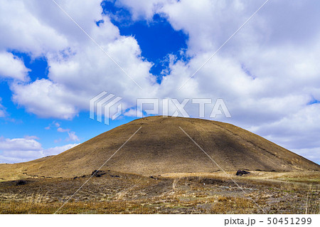 米塚　野焼き後の風景　【熊本県熊本市】 50451299