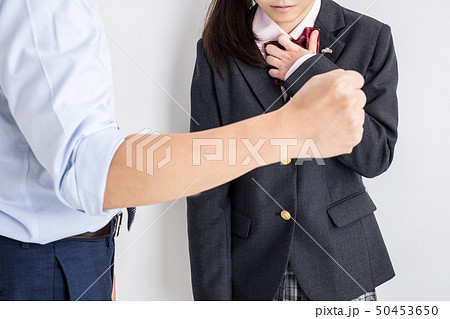 白背景に女子高生が男性に殴られるパワハラセクハラいじめ親子問題の写真素材 白背景に女子高生が男性に殴られるパワハラセクハラいじめ親子問題の写真素材