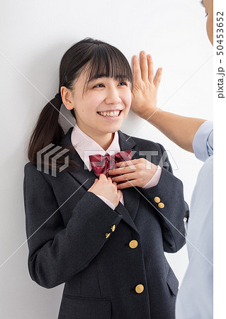 白背景に女子高生が壁ドンされている胸キュン青春嬉しい 白背景に女子高生が壁ドンされている胸キュン青春嬉しい 50453652