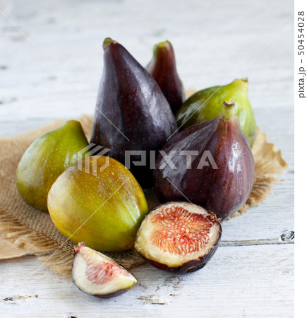 Green and purple figs Green and purple figs 50454028
