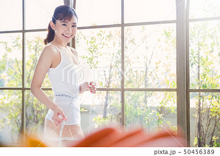 女性　ダイエット 50456389