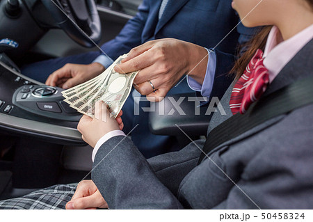 車の中で女子高生がスーツを着た既婚者男性にお金をもらう危ない危険 50458324
