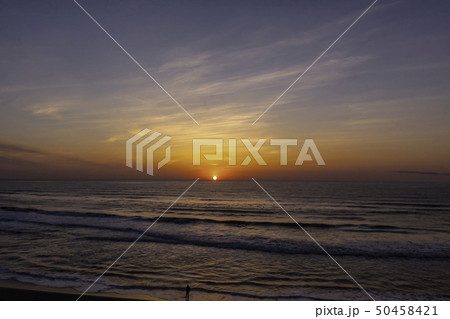 釣り人と日の出 50458421