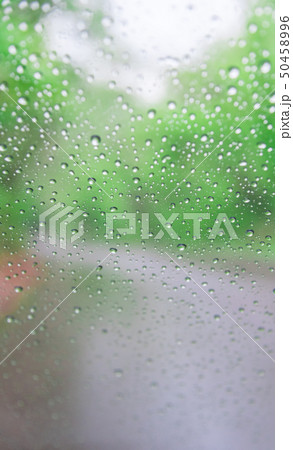 フロントガラスの水滴 50458996